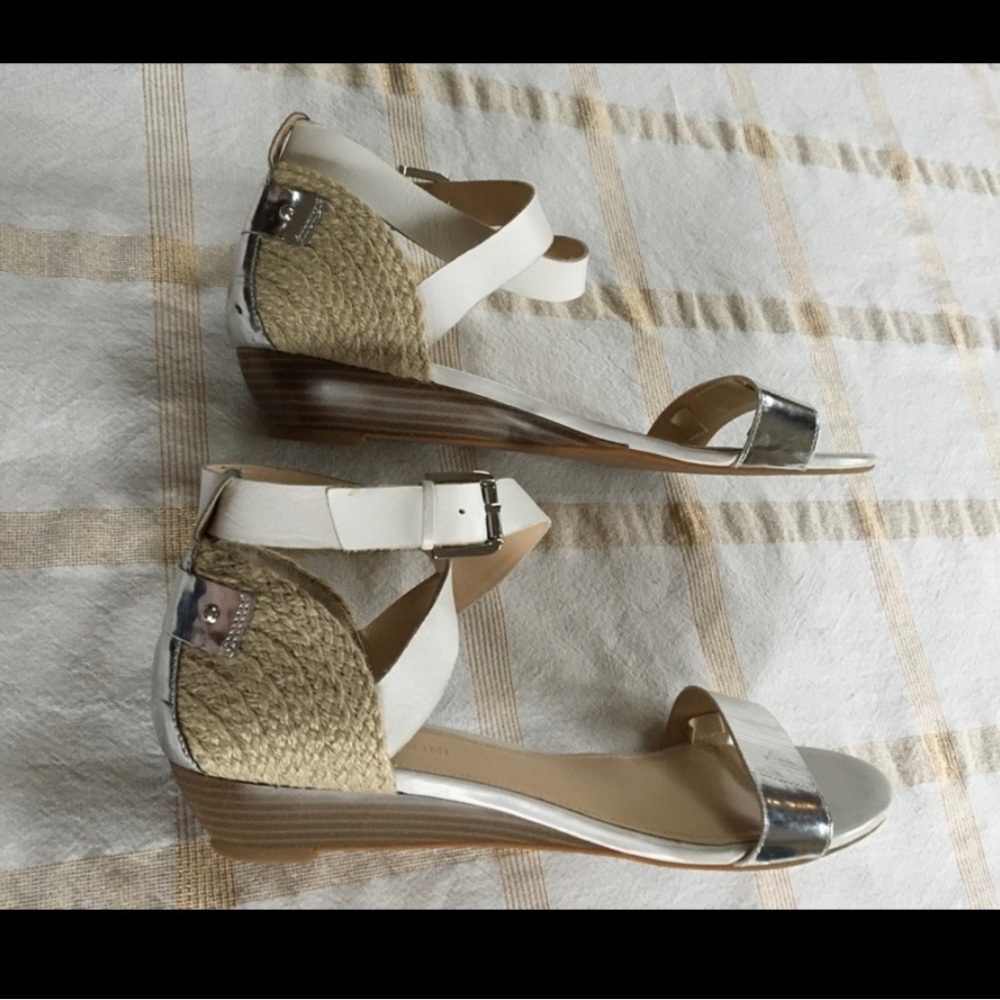 9 1/2 ENZO ANGIOLINI SILVER, WHITE, & JUTE SANDAL - Picture 3 of 11